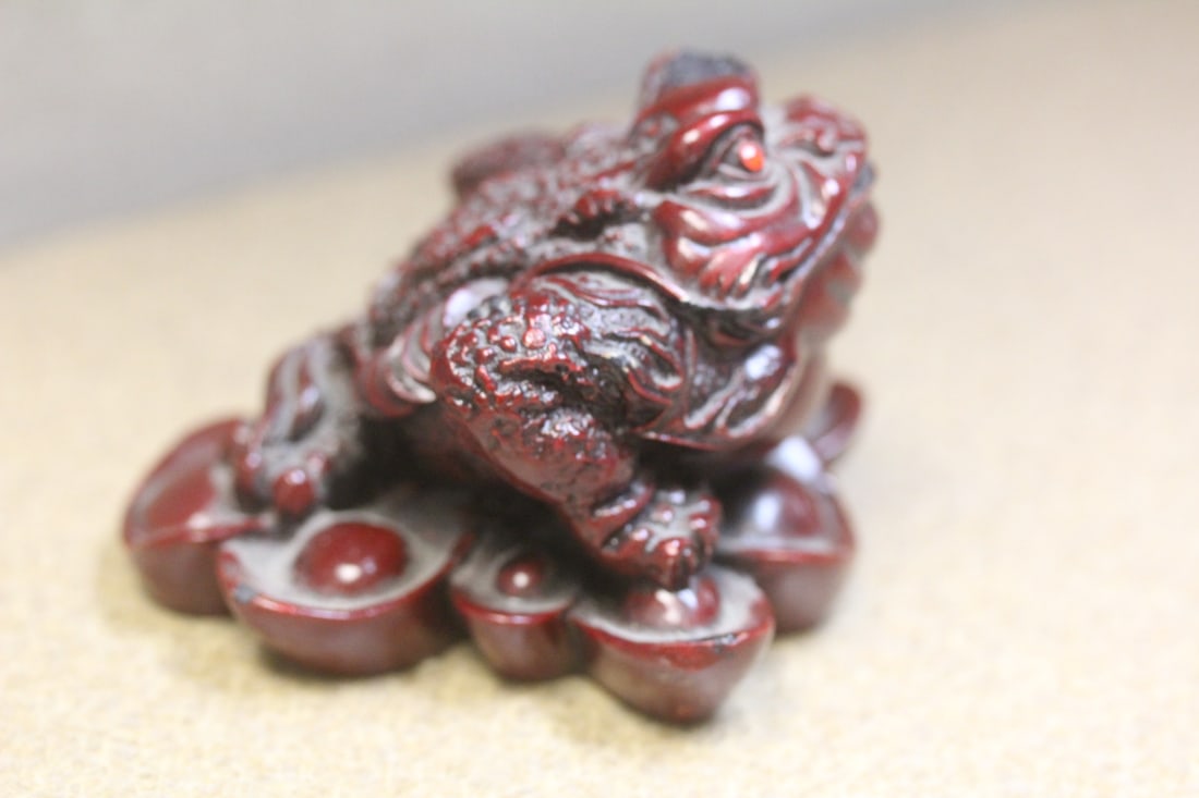 Chinese Resin Toad: 2 3/4" across
