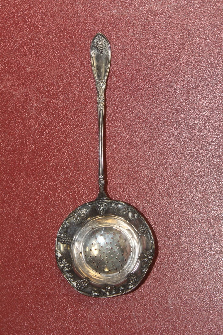 Roger Silverplate 1881 Strainer (1 of 4)