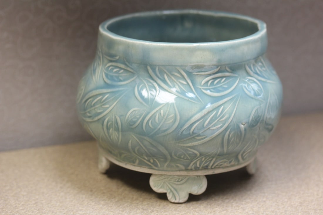 Marked Oriental Design Pottery: marked "P6" , most likely Australia - 4 3/4" tall