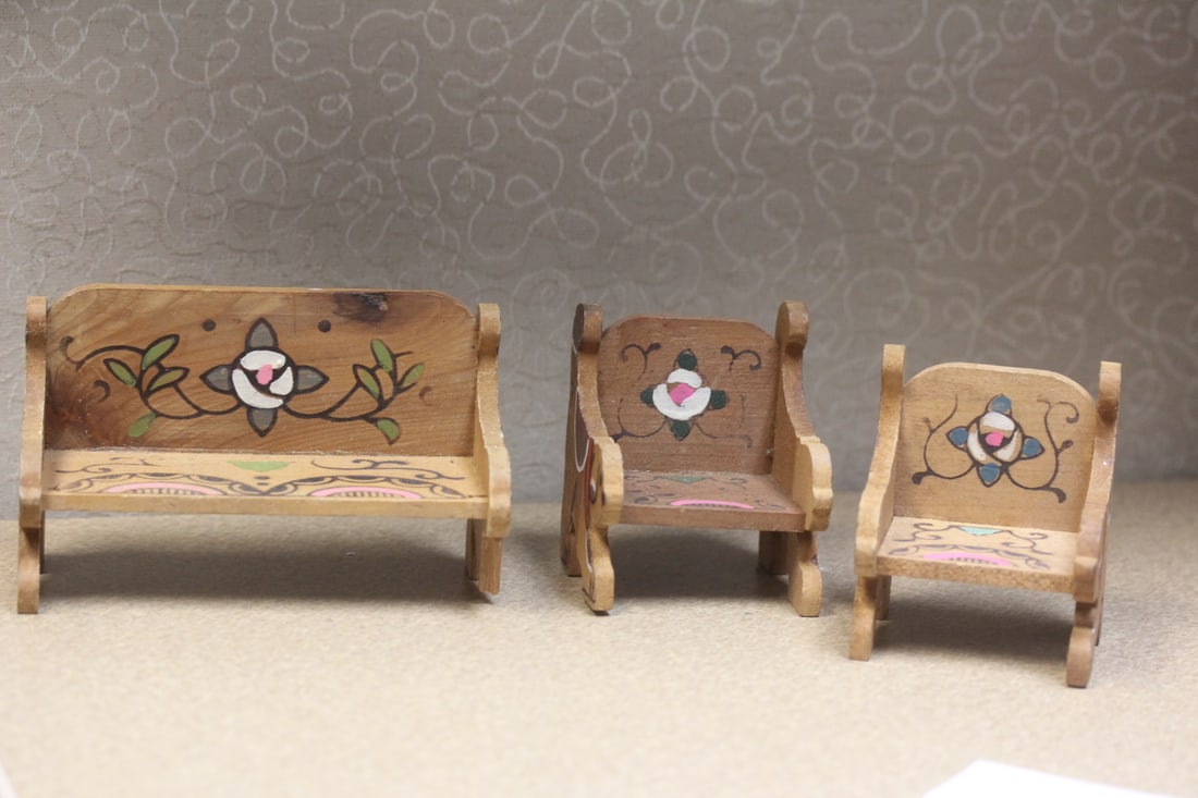 Miniature Doll House Furniture: most likely from the 1960's - please note: one of the leg loss - 5" across= larger one