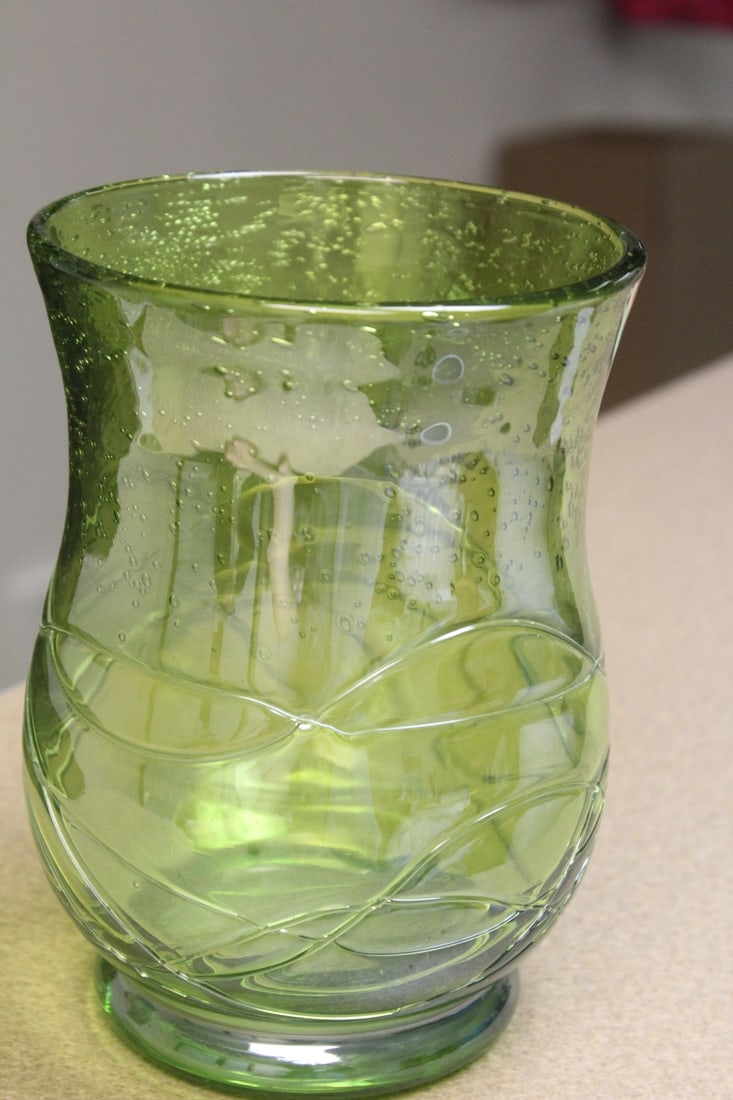 Green Artglass Vase: 7 3/8" tall