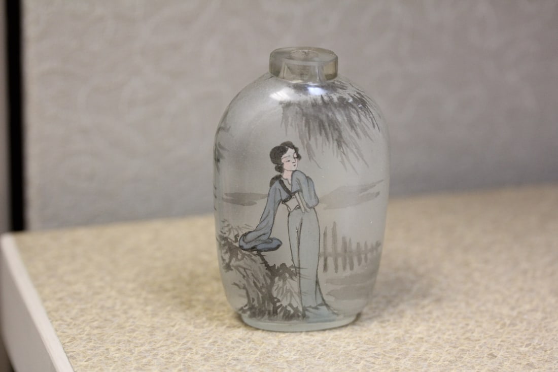 Vintage Chinese Snuff Bottle: reverse painting on glass - 2 3/4" tall - no top