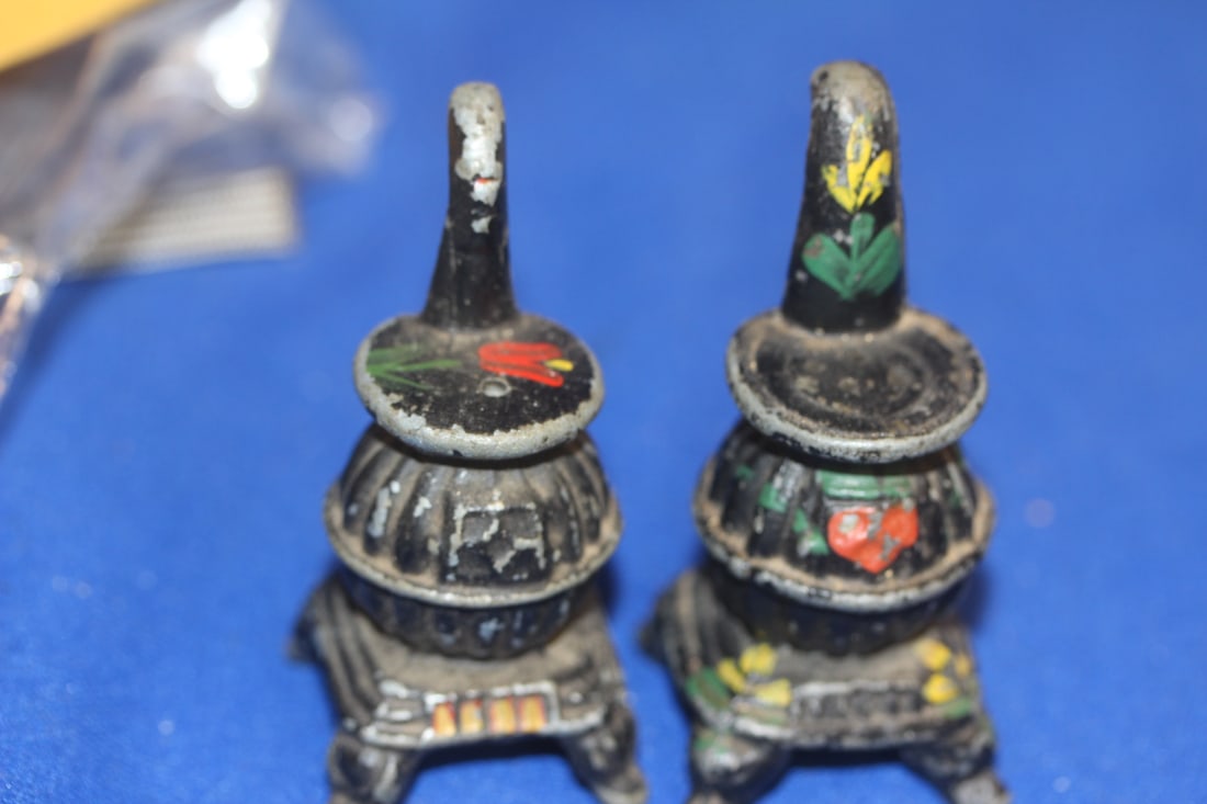 Cast Iron Stove form Salt and Pepper Shakers: 2 7/8" tall