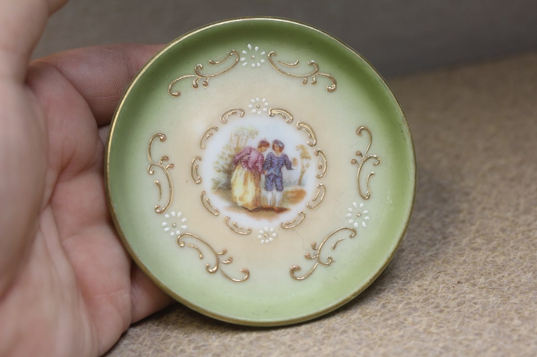 Small SGK portrait plate: 3 3/8" in diameter
