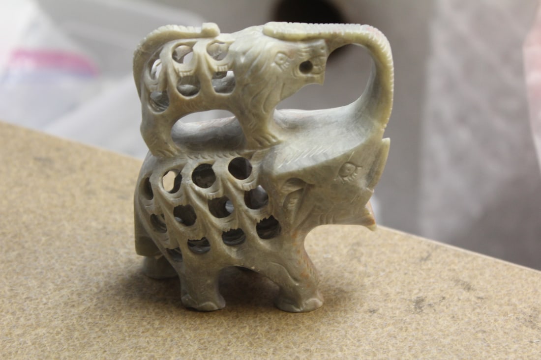 Reticulated Soapstone Elephant and Cub: 4" tall