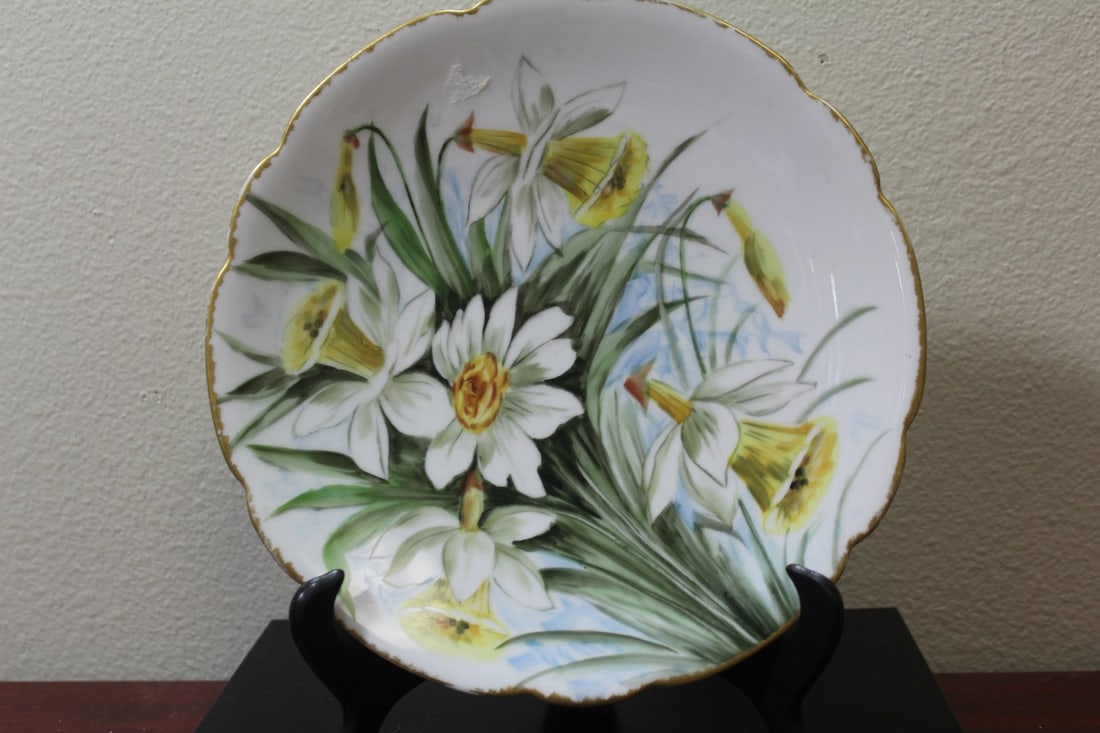A Handpainted Floral Plate: 9 1/4" in diameter