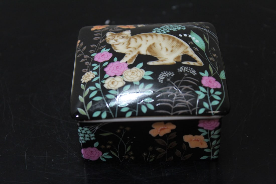 A Ceramic Cat Trinket Box: 2 1/2" square