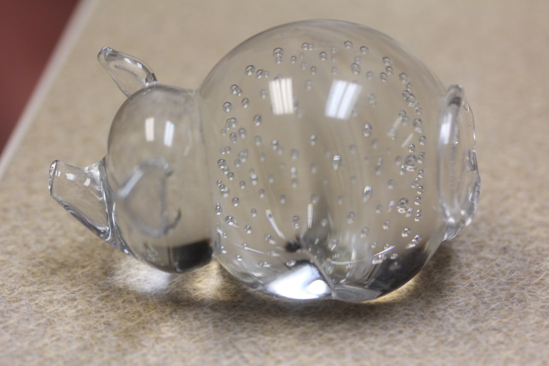Control Bubble Crystal Pig: 3 1/2" wide