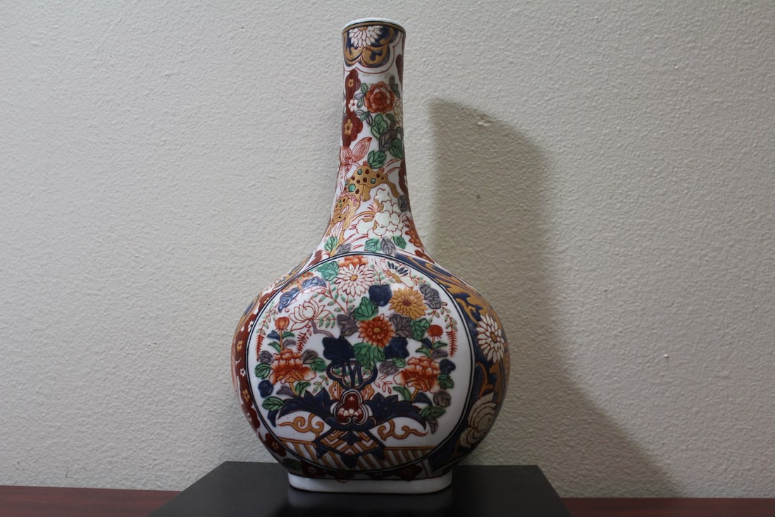 A Signed Japanese Imari Vase (1 of 6)