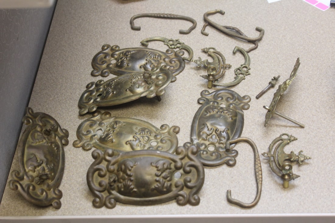 Lot of vintage drawer pulls: etc.