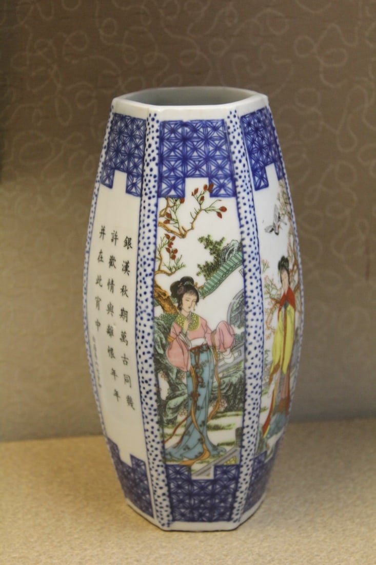 Signed Chinese Vase: 8" tall