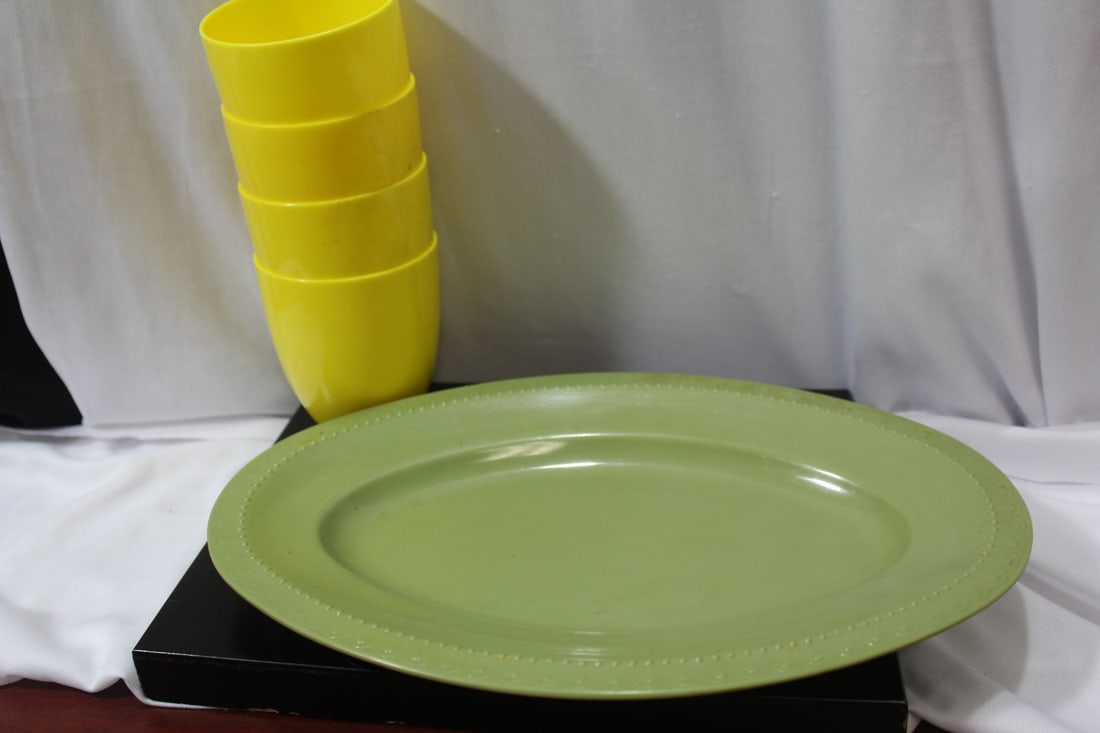 A Lot of 5 Vintage Plastic Ware: tray= 11 7/8"