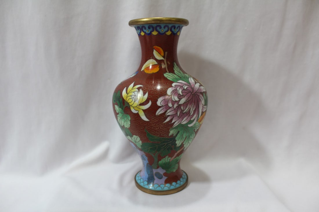 A Chinese Cloisonne Vase: 8" tall