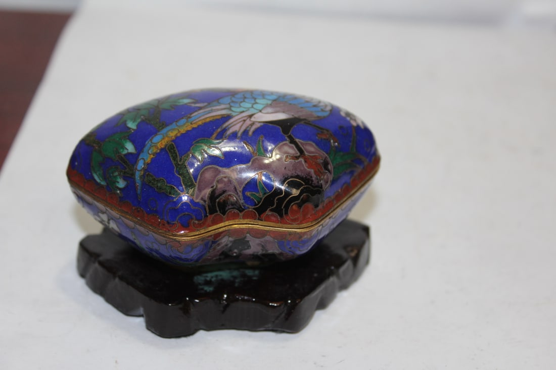 A Vintage Chinese Cloisonne Box on Stand: 3 1/4" across - please note: glue residue on stand