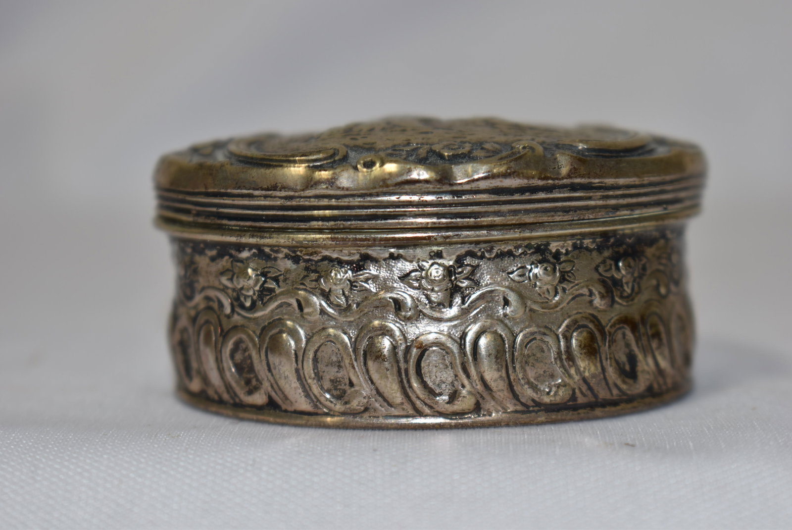 A Sterling Silver Repousse Snuff Box - 2