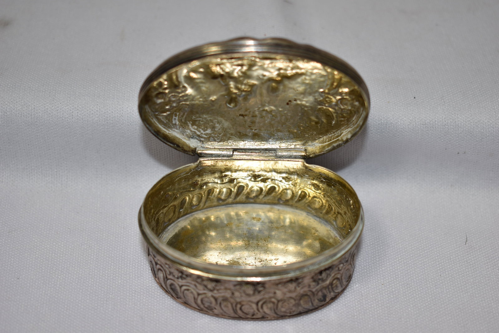 A Sterling Silver Repousse Snuff Box - 6