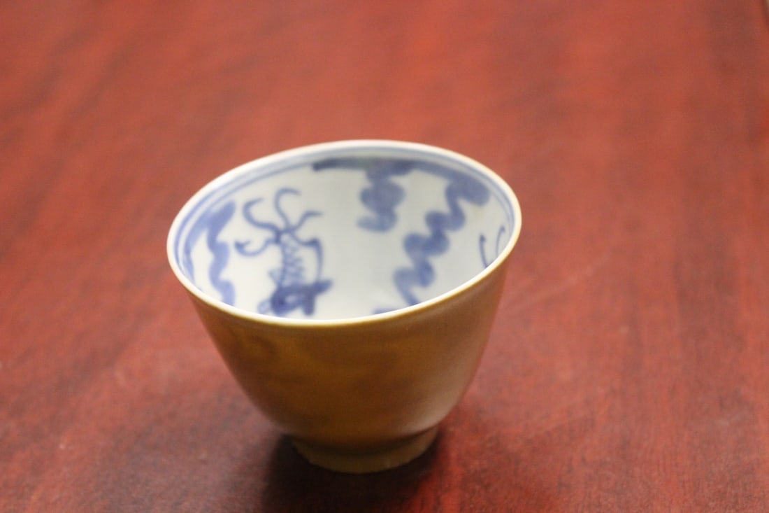 A Chinese Teadust or Caf? Au Lait Cup: 2 inches tall