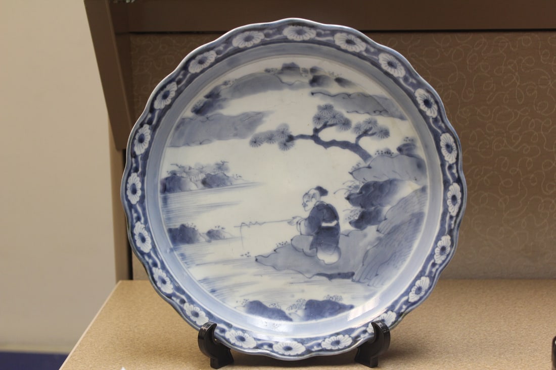 Antique Japanese Imari Plate: 11 inches in diameter