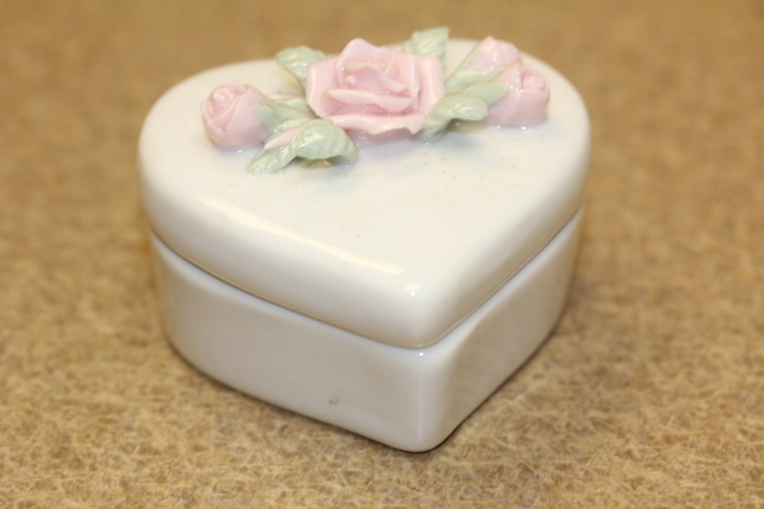 Porcelain Floral Heart Shape Trinket Box: 2 1/8" in diameter