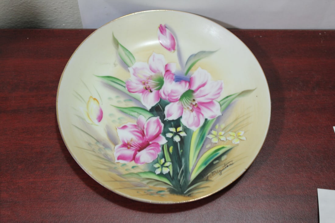 An Artist Signed Handpainted Plate: 7 7/8" in diameter