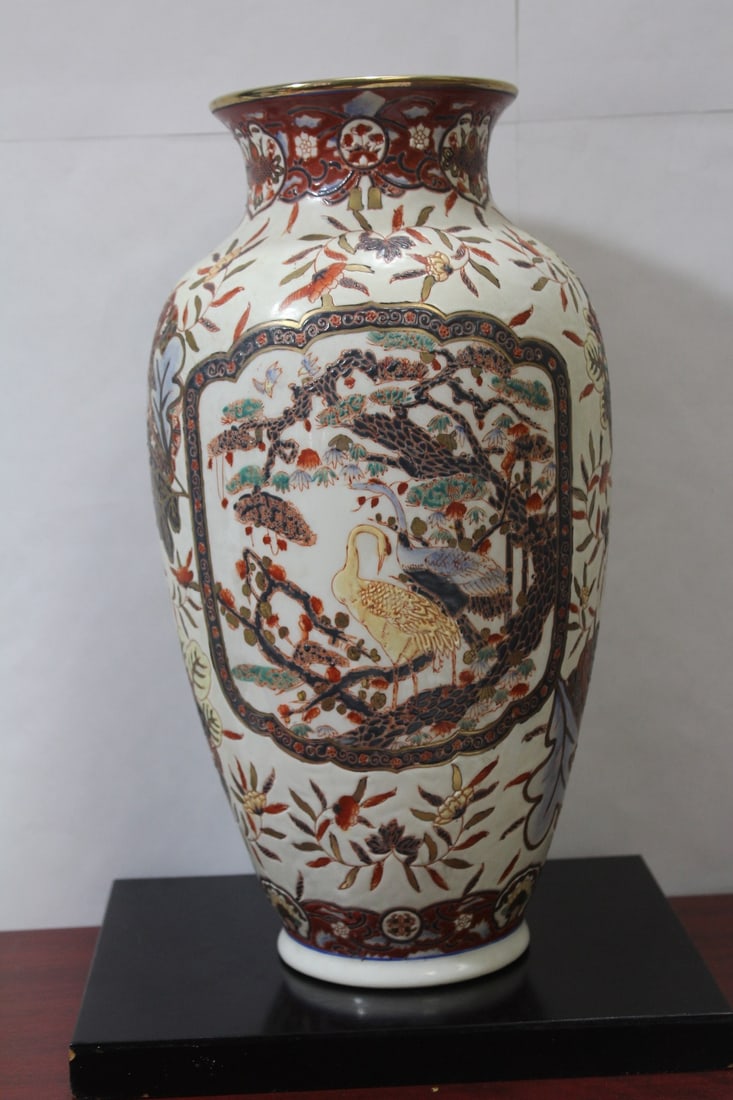 A Large Decorative Chinese Porcelain Vase: 14 1/2" tall