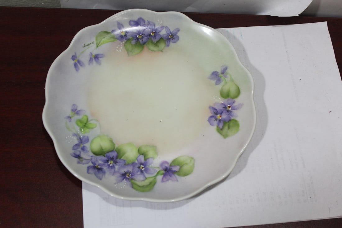 A Vintage Handpainted Plate: 8 1/8" in diameter