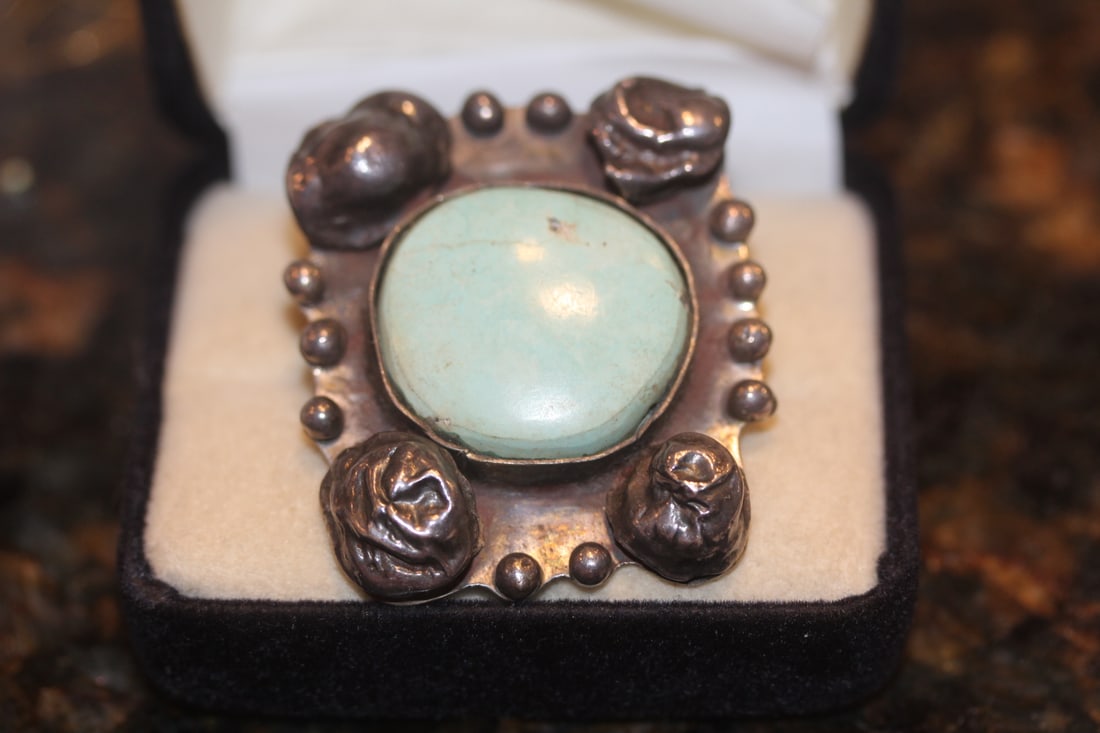 Large Sterling and Turquoise Navajo Ring: unusual