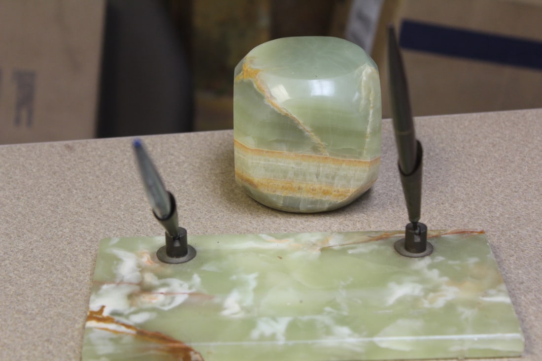 Onyx Desk Set: please note: pen dried up, needs new refill - longest= 8"