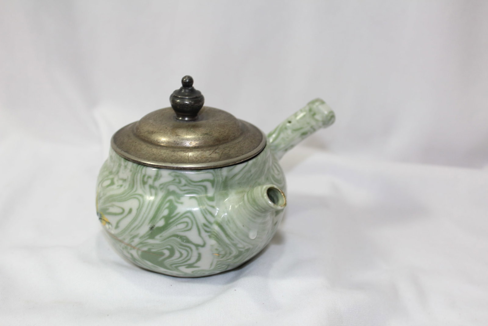 A Ceramic Oriental Tepot? - 4