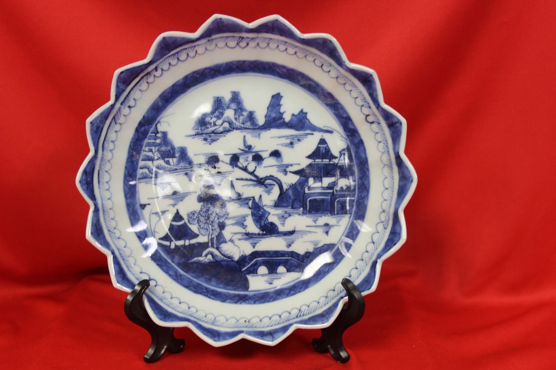 A Chinese Blue and White Plate: 8 3/4" in diameter - Early 20th century
