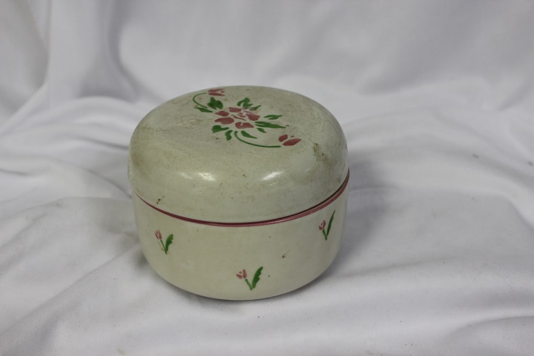 A Ceramic Box/Jar: 3 7/8" in diameter