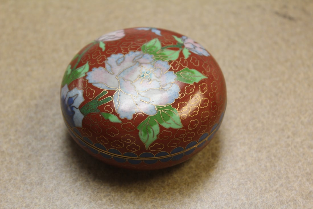 Chinese Cloisonne Round Box: 2 7/8" in diameter