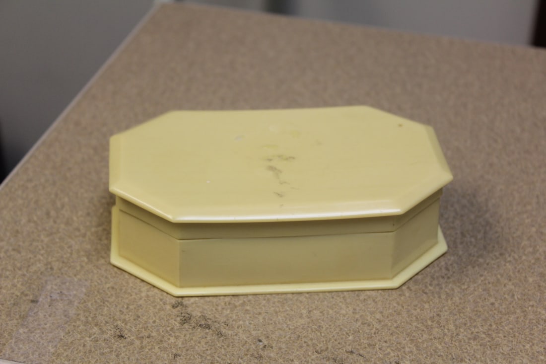 Mayflower Jewelry Box: lucite/plastic - 5 7/8" across