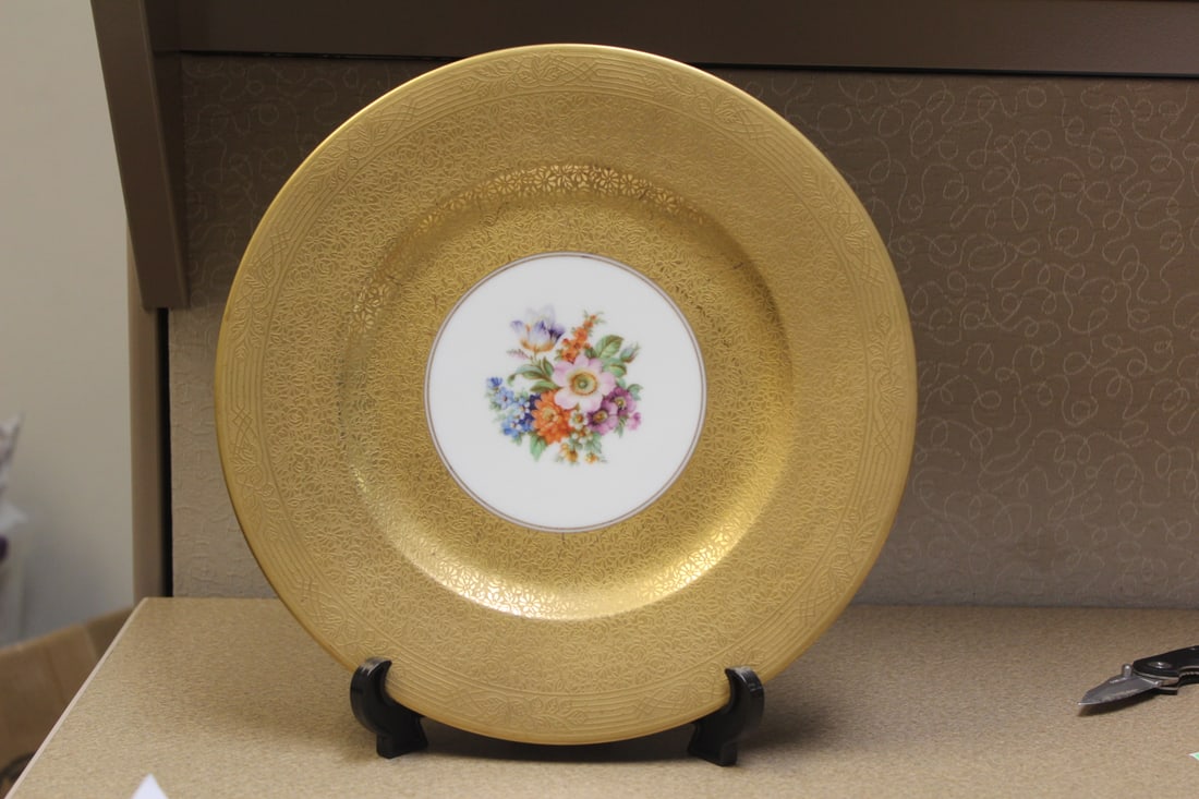 Bavaria Dinner Plate: heavy gold gilted Hutschenreuther selb - 10 7/8" in diameter