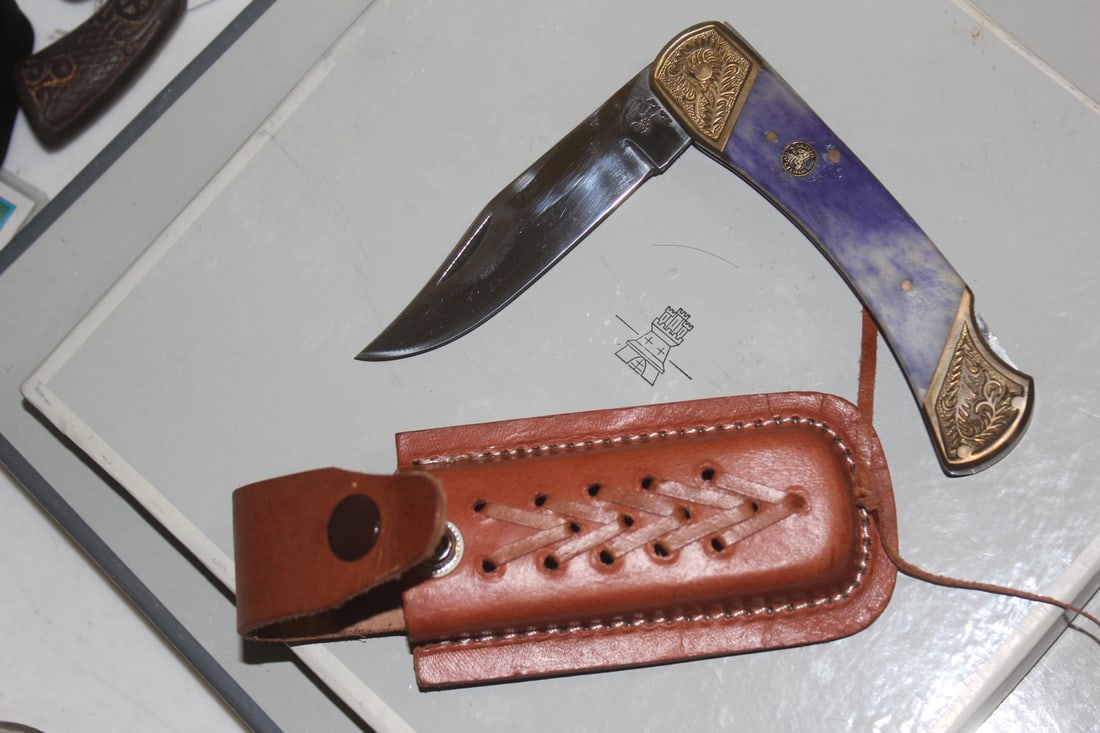 White Tail Cuttery Pocket Knife: with lether sheath - 5" across