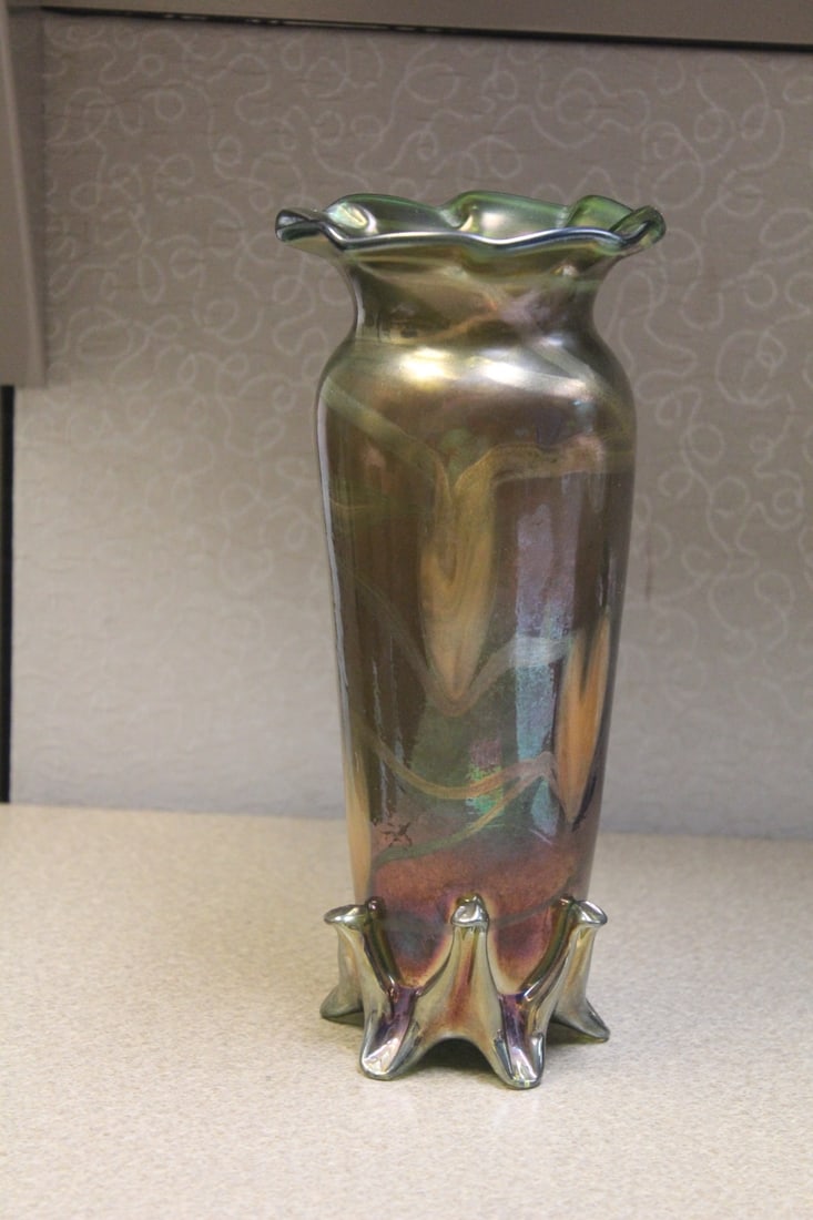 Iridescent Artglass Vase: nice looking - 9 inches tall