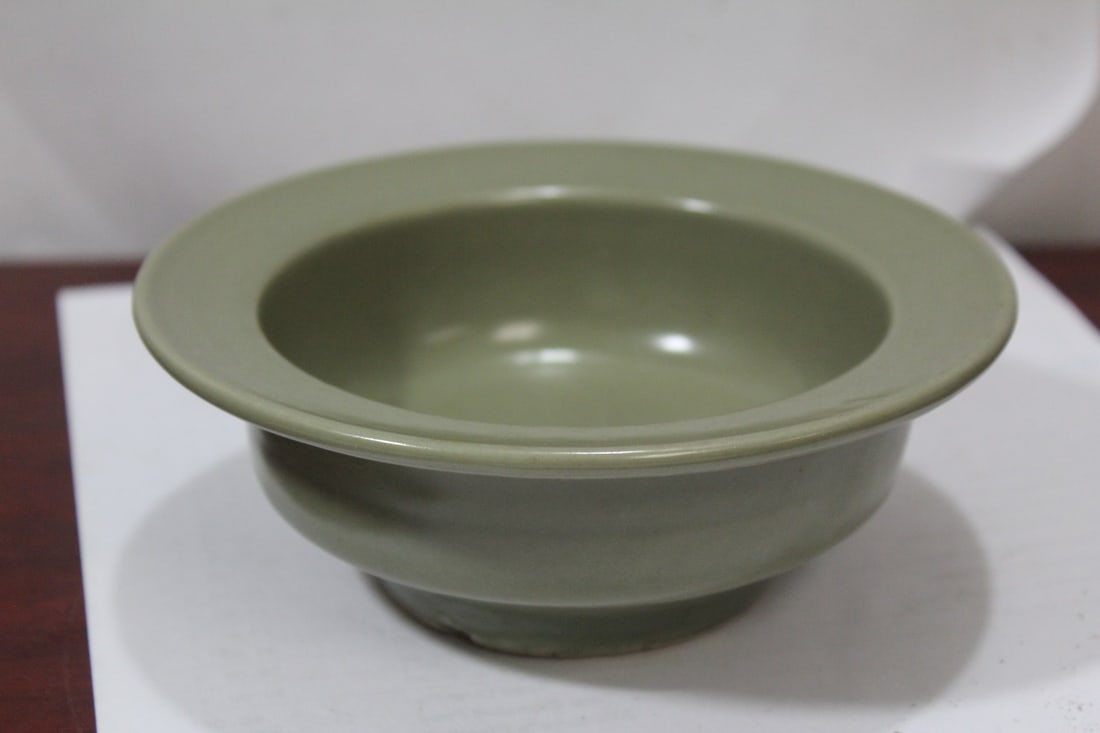 An Antique Chinese Celadon Bowl: 19th century or earlier - 6" across