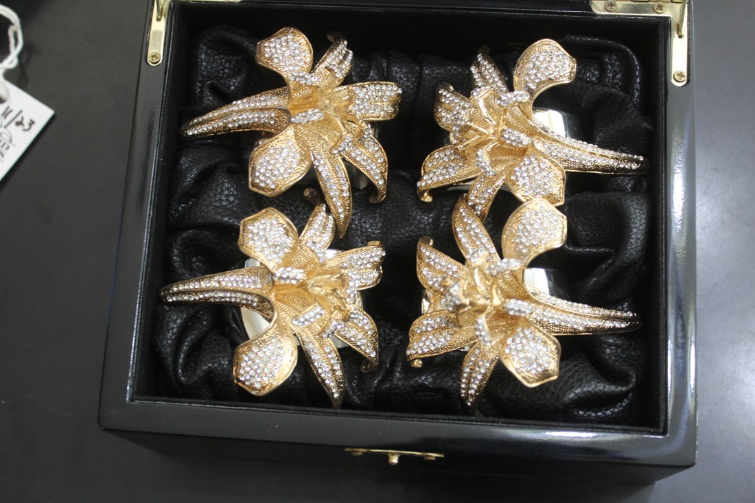 Set of 4 Isabella Adams Napkin Rings (1 of 5)