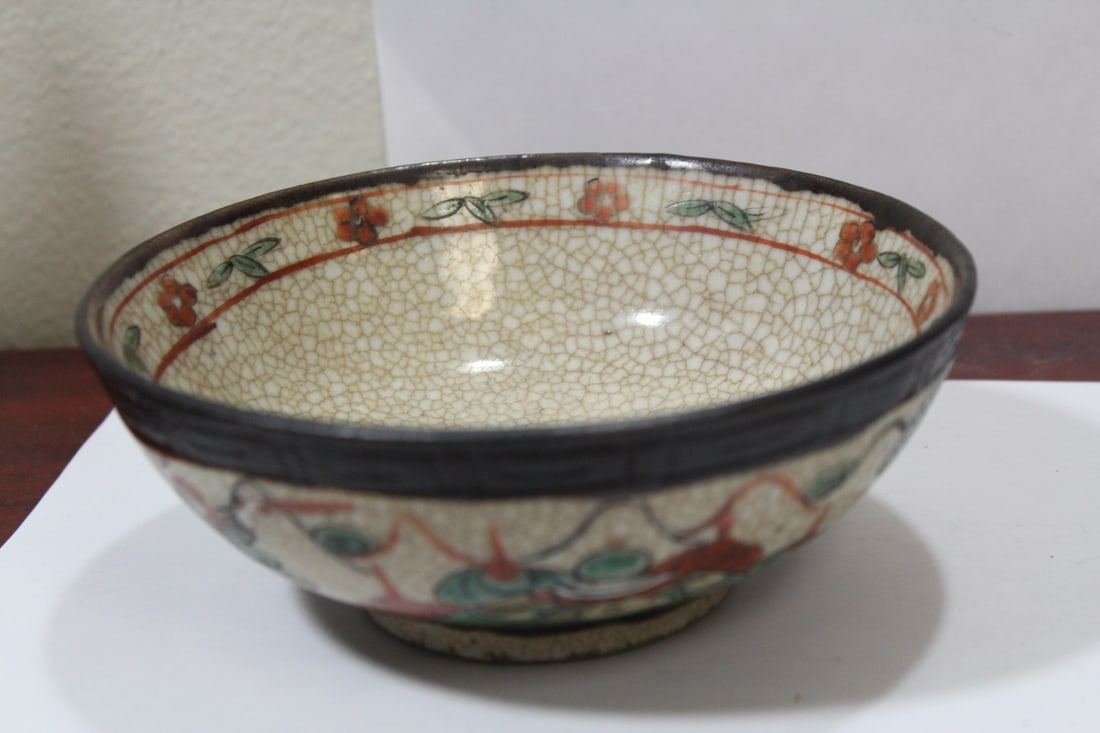 An Antique Chinese Pottery Bowl: 6" in diameter - 19th century