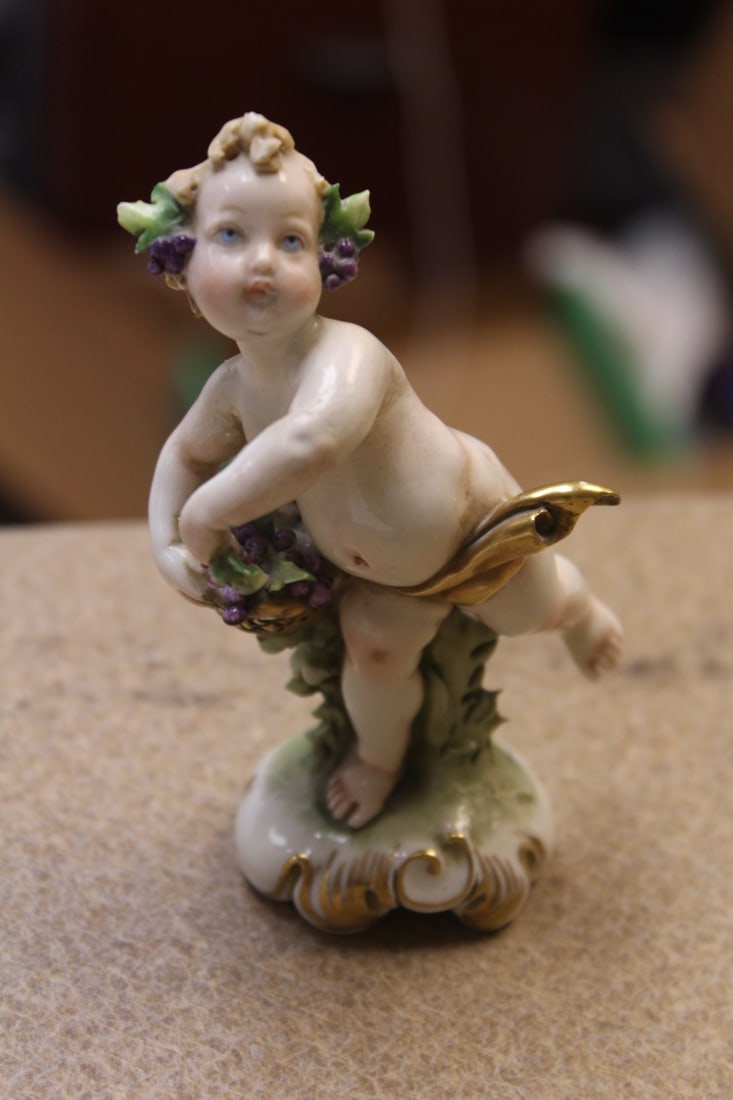 Vintage Capodemonte Figurine: 4" tall