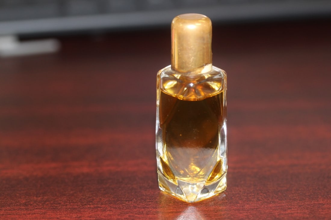 A Vintage Emeraude 1/2oz Parfume Bottle: with perfume