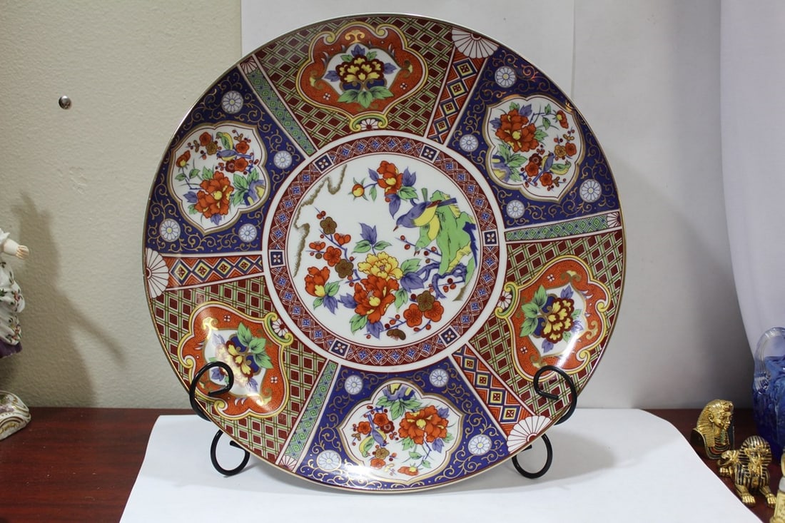 A Large Signed Japanese Imari Charger (1 of 9)