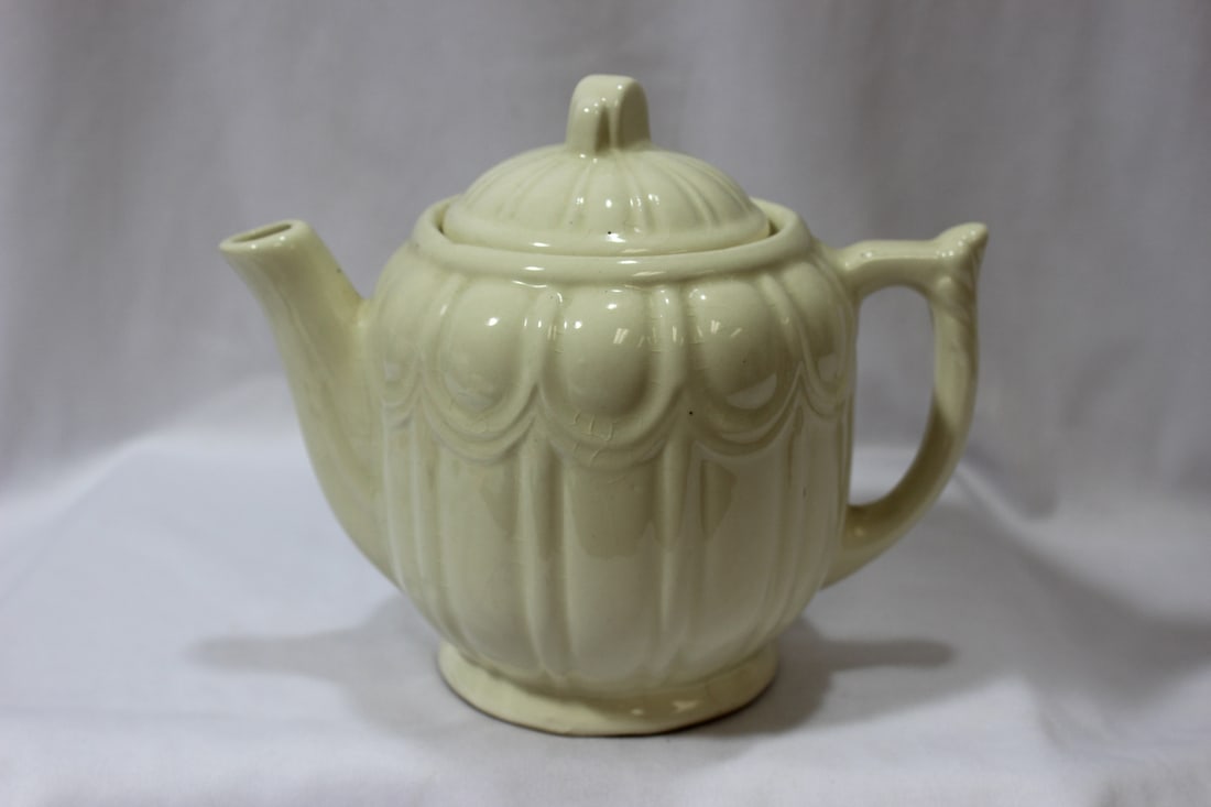 A Vintage Shawnee Teapot: 6 1/2" tall