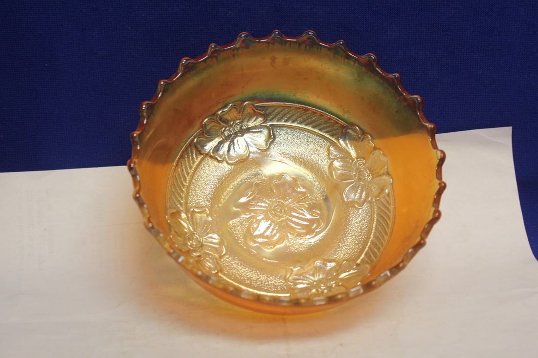 Carnival Glass Bowl (1 of 6)