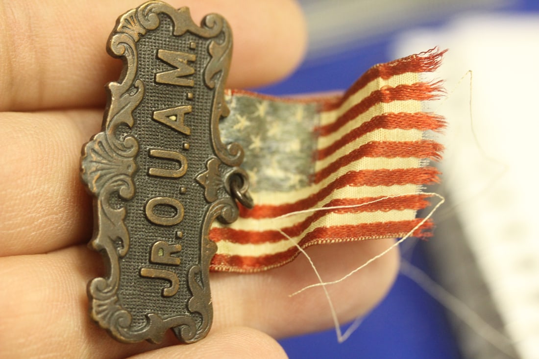 Rare Jr O.U.A.M. American Flag Pin: as shown
