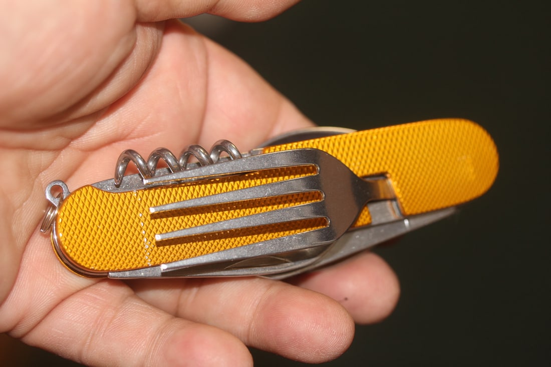 Multifunctional Utility Knife: 4 1/4" across