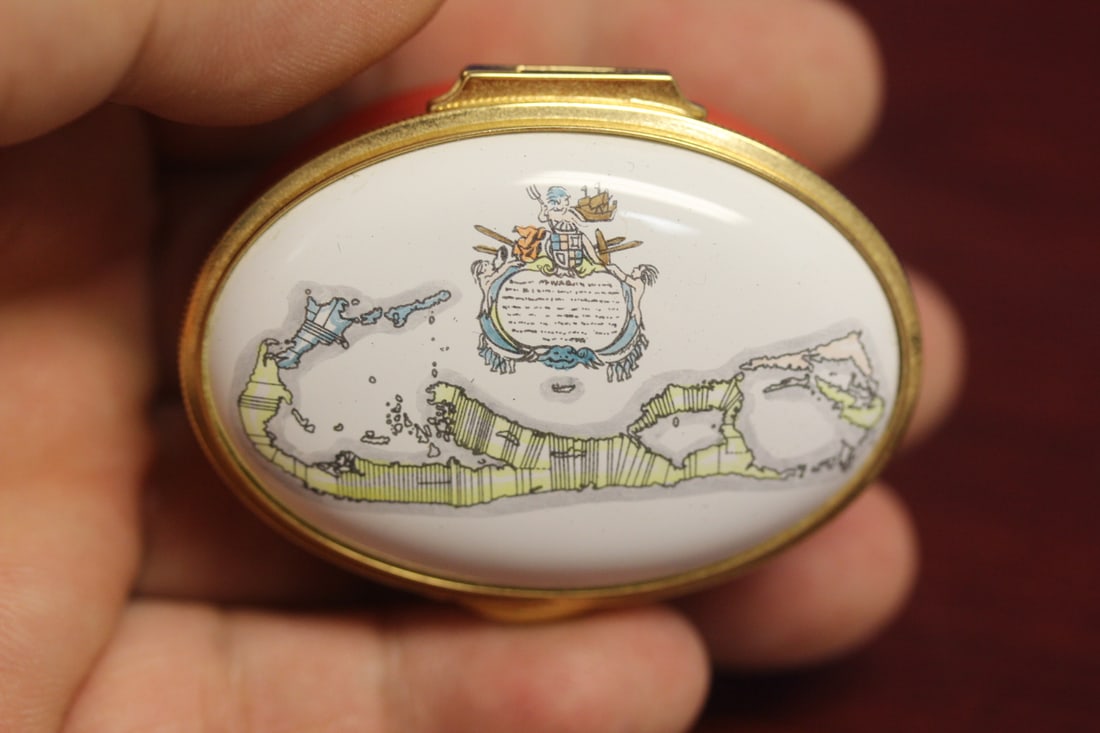 An Enamel Staffordshire Trinket Box: 2 1/4" across