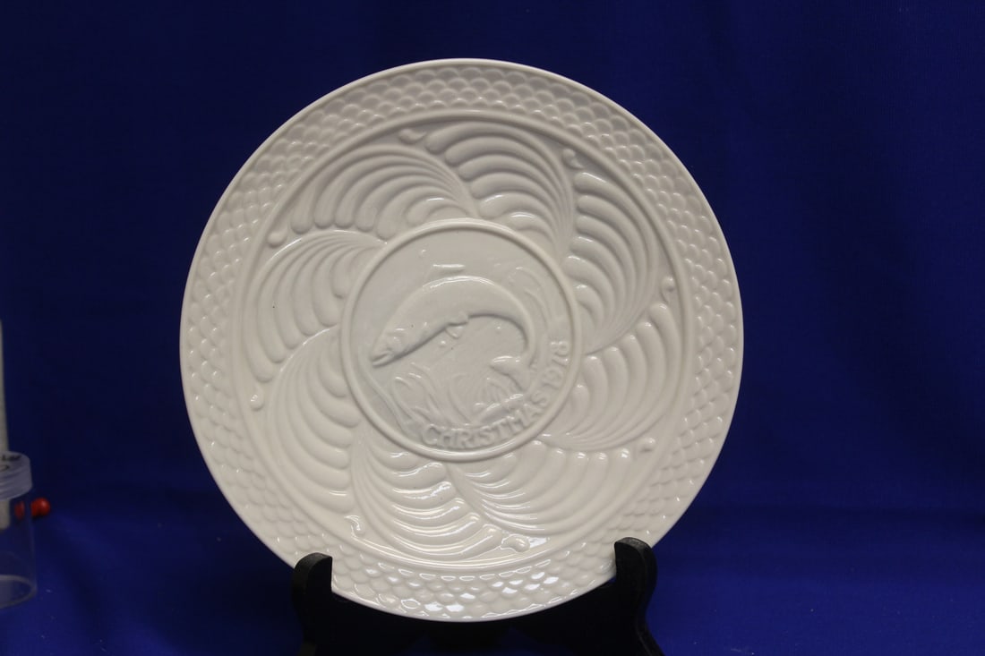 A Belleek 1978 Christmas Plate: 9 inches in diameter