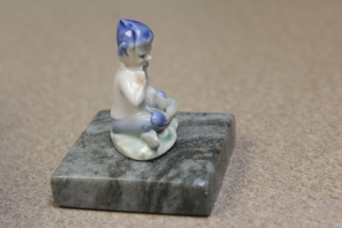small ceramic oriental man on stand - 4