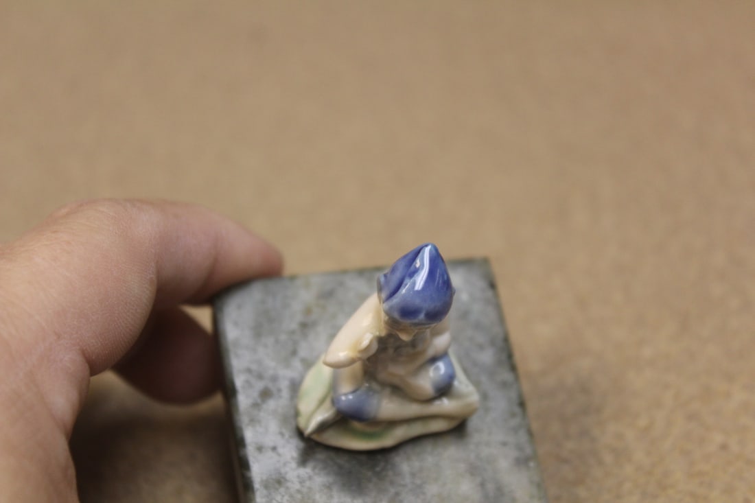 small ceramic oriental man on stand - 6